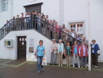 Gruppenfoto mit Reiseleitung vor dem Rathaus